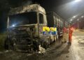 URGENTE: Carreta bitrem é atingida por incêndio na BR-364 – Assista