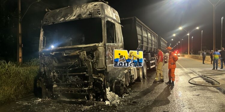 URGENTE: Carreta bitrem é atingida por incêndio na BR-364 – Assista