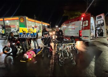 URGENTE: Colisão entre carro e moto deixa mulher ferida na Avenida Rio Madeira