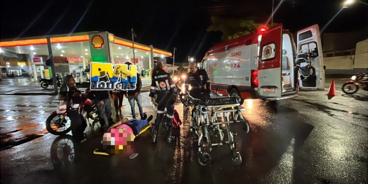 URGENTE: Colisão entre carro e moto deixa mulher ferida na Avenida Rio Madeira