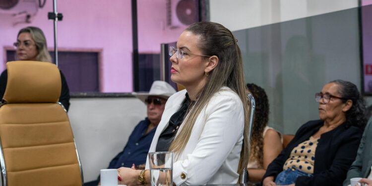 Vereadora Sofia Andrade solicita instalação de faixa de pedestres e redutor de velocidade na Avenida Engenheiro Anysio em frente a academia