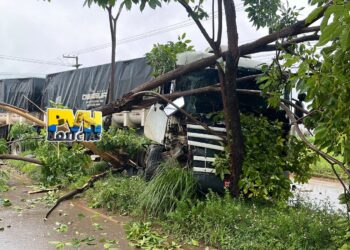 URGENTE: Carreta bate em Fiorino e deixa motorista com traumatismo craniano – Veja Vídeo