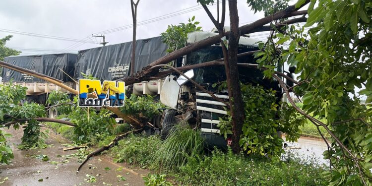 URGENTE: Carreta bate em Fiorino e deixa motorista com traumatismo craniano – Veja Vídeo