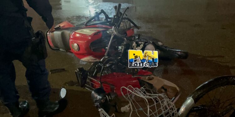 URGENTE: Batida de frente entre moto e bike elétrica deixa dois feridos na zona leste