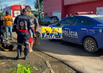 URGENTE: Acidente com carro de app e moto deixa pai e filho feridos na zona sul