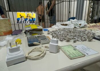 PM fecha boca de fumo e prende dupla com drogas na zona leste