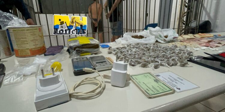 PM fecha boca de fumo e prende dupla com drogas na zona leste