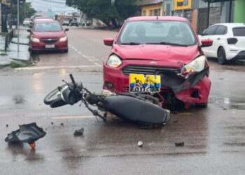 URGENTE: Motoboy é atropelado por Ford Ka no centro