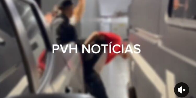 DEU B.O: Adolescente leva surra do irmão depois de ser perseguido de moto pelo BPTAR – Assista