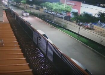 VÍDEO: Motociclista bate em caminhonete estacionada e sofre fratura