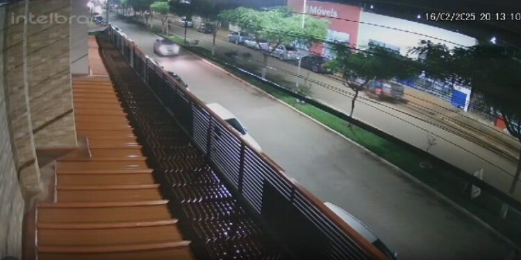 VÍDEO: Motociclista bate em caminhonete estacionada e sofre fratura