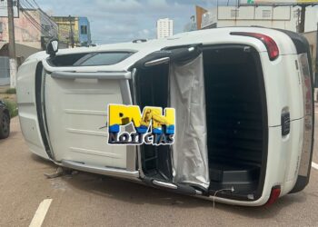 URGENTE: Fiat Toro bate em carro parado e capota no centro