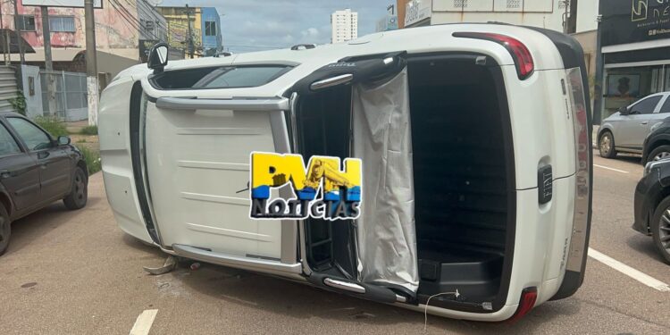 URGENTE: Fiat Toro bate em carro parado e capota no centro