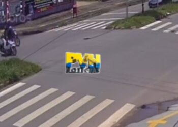 VÍDEO: Motociclista avança sinal vermelho e causa grave acidente na Guaporé