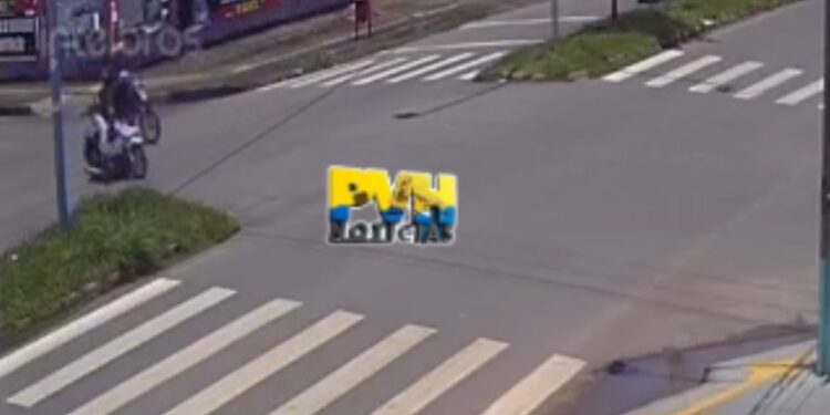 VÍDEO: Motociclista avança sinal vermelho e causa grave acidente na Guaporé