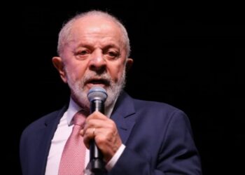 Lula vê popularidade cair e aposta em isenção do IR e vale-gás