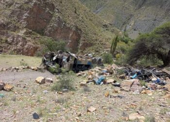 TRAGÉDIA: ônibus cai em abismo de 800 metros na Bolívia e deixa ao menos 30 mortos