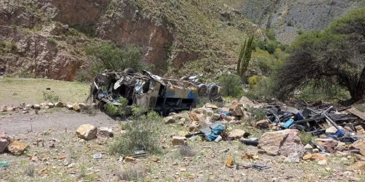 TRAGÉDIA: ônibus cai em abismo de 800 metros na Bolívia e deixa ao menos 30 mortos