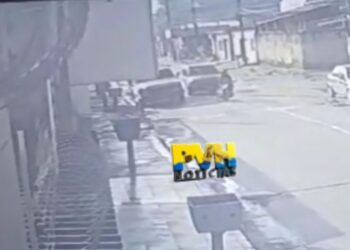 VÍDEO: Motociclista embriagado com criança na garupa sofre grave acidente na zona sul