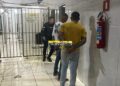 FACHADA: Dupla é flagrada armada e vendendo drogas em conveniência na zona leste