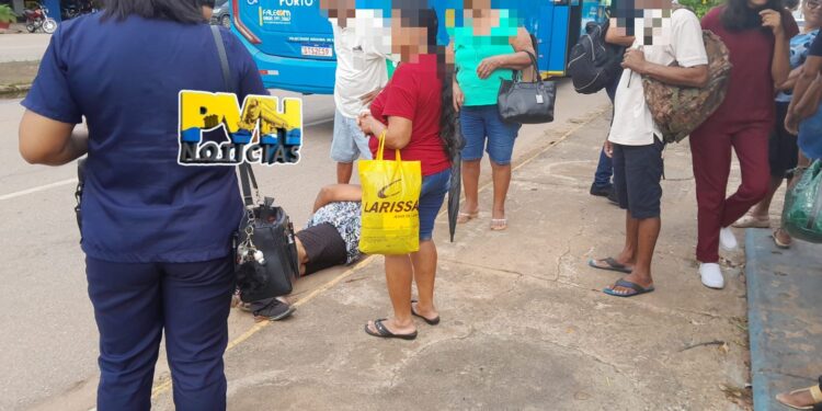 URGENTE: Ônibus arranca e passageira sofre queda no centro de Porto Velho