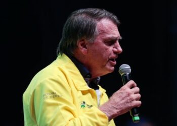 Bolsonaro diz que esquerda tem “obsessão para calar a voz” dele