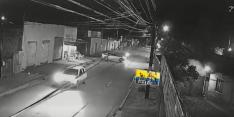 VÍDEO: Mulher sofre fratura em acidente entre carro e moto na zona sul