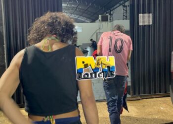 URGENTE: Casal é preso com duas facas depois de fazer assalto no Cai N’água