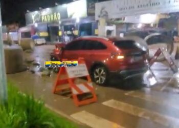 EMBAÇADO: Carro passa direto e bate em manilhas que interditam Avenida Rio de Janeiro
