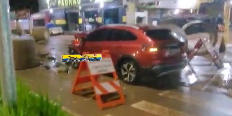 EMBAÇADO: Carro passa direto e bate em manilhas que interditam Avenida Rio de Janeiro