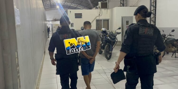 NO MARIANA: BPTAR recebe denúncia e prende suspeito com drogas em boca de fumo