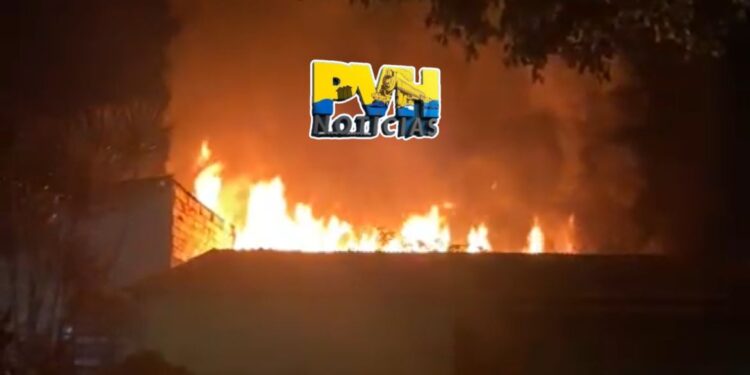 URGENTE: Casa é destruída por incêndio na zona leste