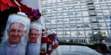 Papa tem noite tranquila no hospital e argentinos rezam por ele