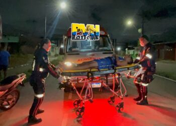 URGENTE: Ciclista bate em traseira de caminhonete depois de ser fechado por moto