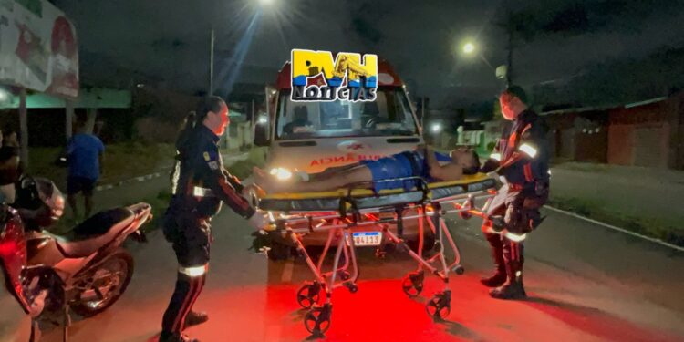 URGENTE: Ciclista bate em traseira de caminhonete depois de ser fechado por moto