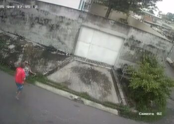VÍDEO: Câmera flagra mulher sendo atacada a tesouradas pelo próprio vizinho