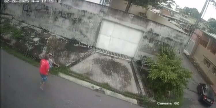 VÍDEO: Câmera flagra mulher sendo atacada a tesouradas pelo próprio vizinho