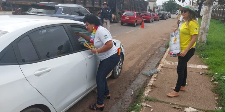 Campanha para proteger crianças e adolescentes durante carnaval leva orientações aos motoristas de Porto Velho