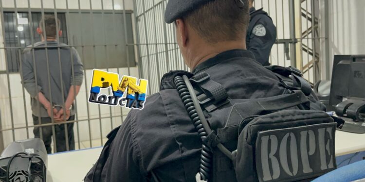 NO TELHADO: BOPE faz cerco e prende criminoso depois de assaltar moto taxista