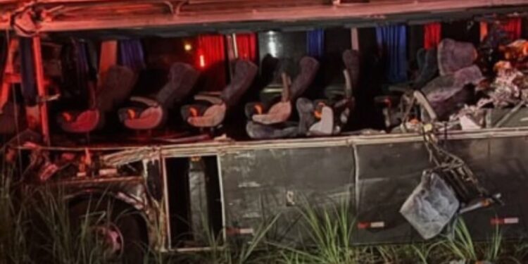 Tragédia: acidente com ônibus e caminhão deixa 12 mortos e 19 feridos no interior de São Paulo