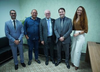 Presidente Alex Redano recebe presidente da ABRACAM e vereador de Cacaulândia