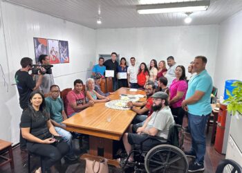 Deputado Cássio Gois entrega voto de louvor a jovem de Cacoal por destaque no Programa Jovem Senador 2024