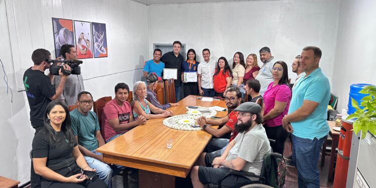 Deputado Cássio Gois entrega voto de louvor a jovem de Cacoal por destaque no Programa Jovem Senador 2024