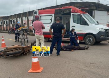 URGENTE: Motociclista sofre lesão em colisão com carro no centro