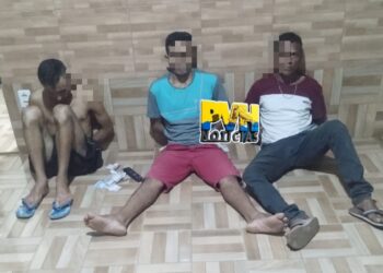 NUNCA NEM VI: Trio é flagrado com celulares prontos para serem arremessados em presídio na capital