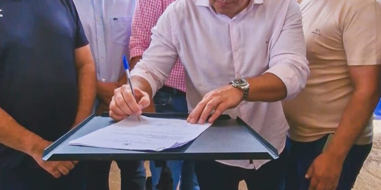 Vereador Edimilson Dourado participa da assinatura da Ordem de Serviço para construção de quadras no Morar Melhor