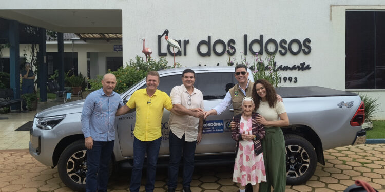 Em Vilhena, Deputado Luizinho Goebel visita Lar dos Idosos Maria Tereza Da Lamarte e entrega veículo Hilux