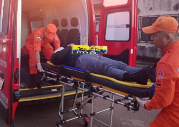 URGENTE: Vigilante bate com moto na traseira de caminhão estacionado na zona leste