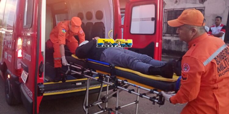 URGENTE: Vigilante bate com moto na traseira de caminhão estacionado na zona leste