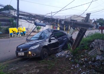 FUGIU: Motorista abandona veículo após derrubar poste de energia em Porto Velho